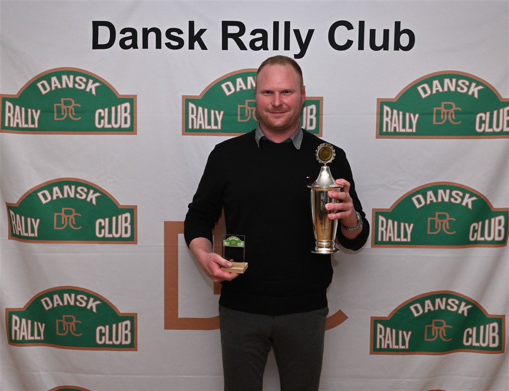 Rallymesteren Kenneth Madsen fra Ruds Vedby modtog for 4. gang Dansk Rally Clubs DRC Cup 3 pokal, ved klubbens generalforsamling den 12. marts.
(Foto: Per Vilslev)